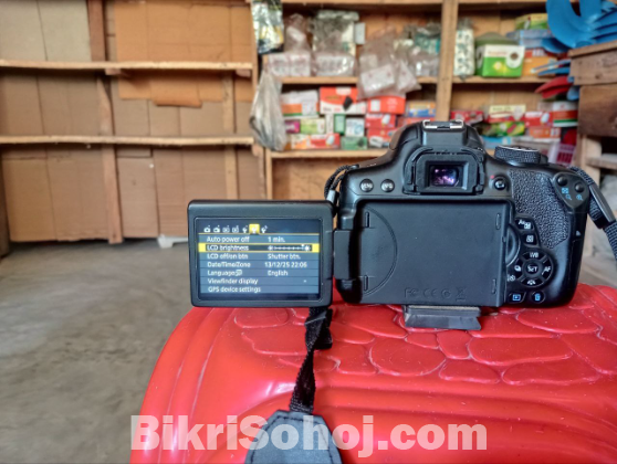 Canon 750D ক্যামেরা বিক্রি করা হবে ।